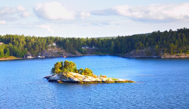 Waterlandschap - Panoramisch uitzicht op de eilanden in de archipel van Stockholm. Zweden.