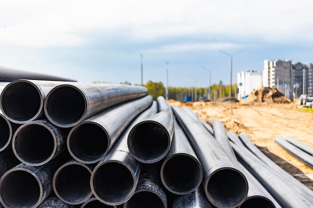 Waterleidingen voor drinkwatervoorziening liggen op de bouwplaats voorbereiding voor grondwerken voor het leggen van een ondergrondse pijpleiding moderne watervoorzieningssystemen voor een woonstad