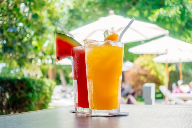 飲み物のガラスの水とオレンジジュース