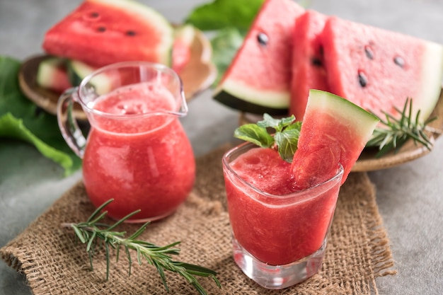 Watermeloen drinken in glazen met plakjes watermeloen