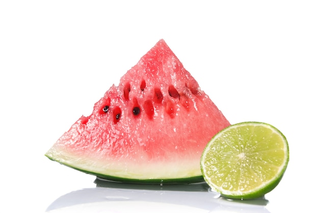 Watermeloen en limoen geïsoleerd op wit