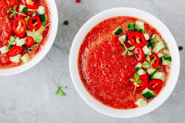 Watermeloen en Tomaat Gazpacho in witte kommen Bovenaanzicht Traditionele Spaanse koude soep