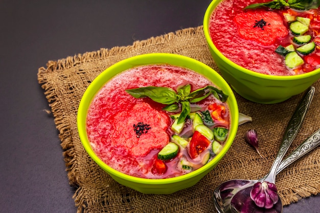 Watermeloen gazpacho, traditionele spaanse koude zomersoep