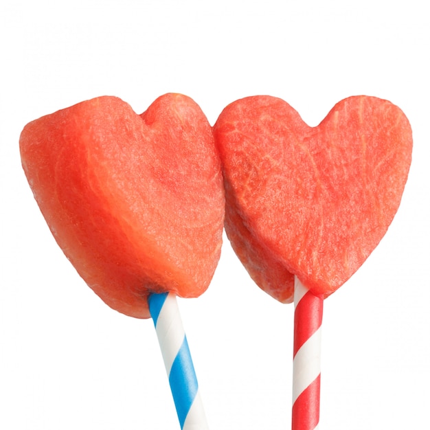 Watermeloen hartvormige plakjes geïsoleerd op een witte achtergrond