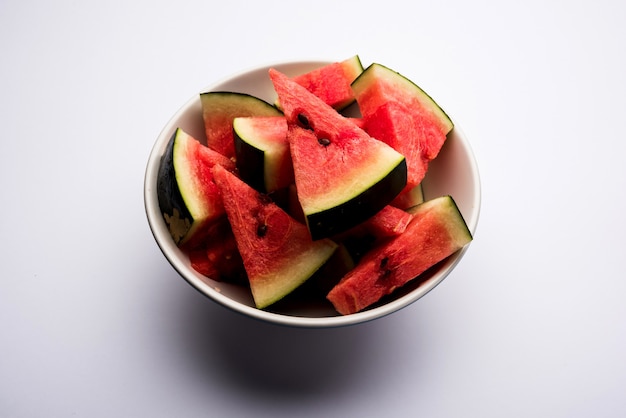 Watermeloen of tarbooj fruitblokjes geserveerd in een kom. selectieve focus