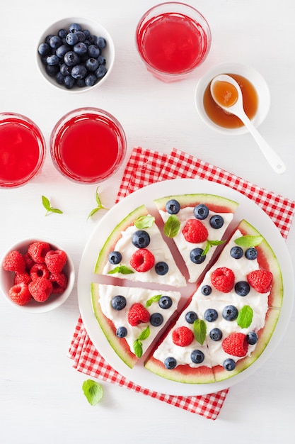 Watermeloen pizza segmenten met yoghurt en bessen, zomer dessert