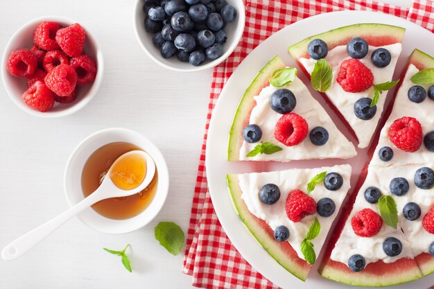 Watermeloen pizza segmenten met yoghurt en bessen, zomer dessert