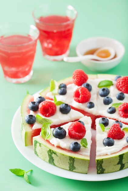 Watermeloen pizza segmenten met yoghurt en bessen, zomer dessert