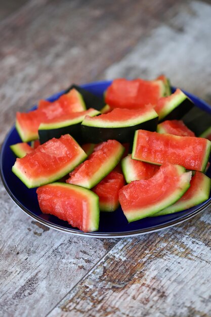 Watermeloen schillen op een bord