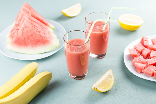 Watermeloen smoothie met banaan en citroen. Zomer gezonde verfrissing drankje