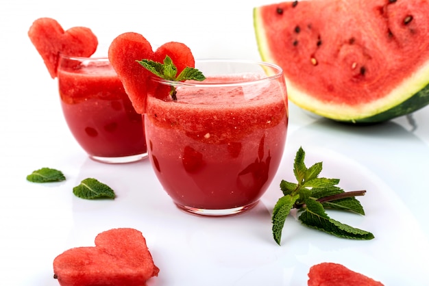 Watermeloen smoothie met verse plakjes watermeloen