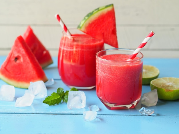 Watermeloen smoothies topping met verse watermeloen gesneden voor zomerdrankjes concept