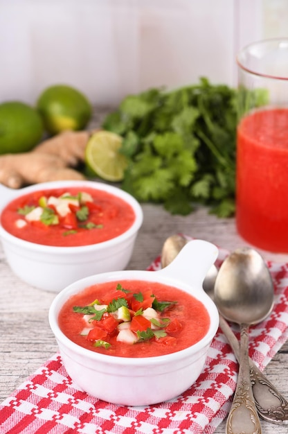 Watermeloen tomaat gazpacho in kommen