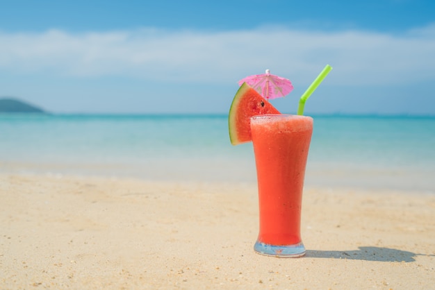 Watermeloencocktail op blauw tropisch de zomerstrand in Phuket, Thailand