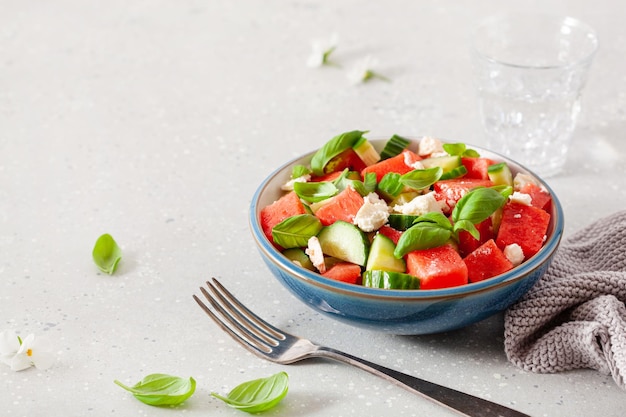 Watermeloensalade met fetakaaskomkommer en basilicum gezond zomerdessert