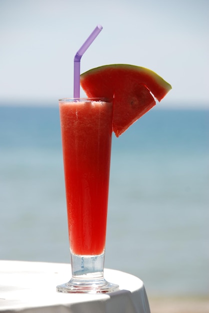 Watermeloensap in een bar aan het strand.