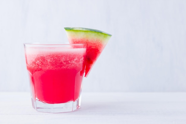 Watermelon drankje in glazen met plakjes watermelon Watermelon smoothies op witte achtergrond