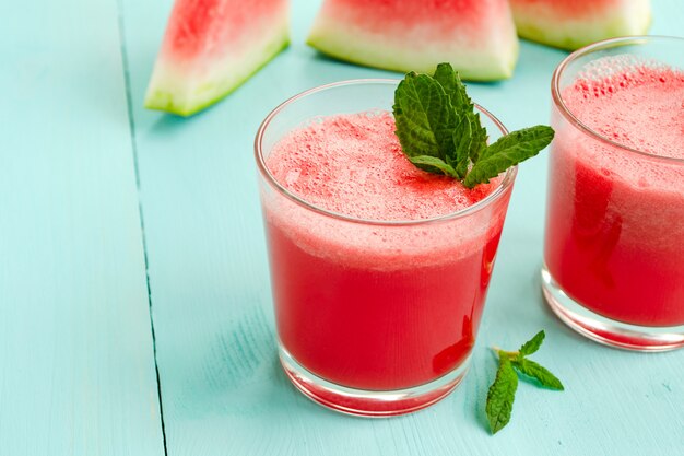 Photo watermelon drink and mint in a glass