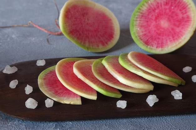 Watermelon radijs geïsoleerd op witte achtergrond