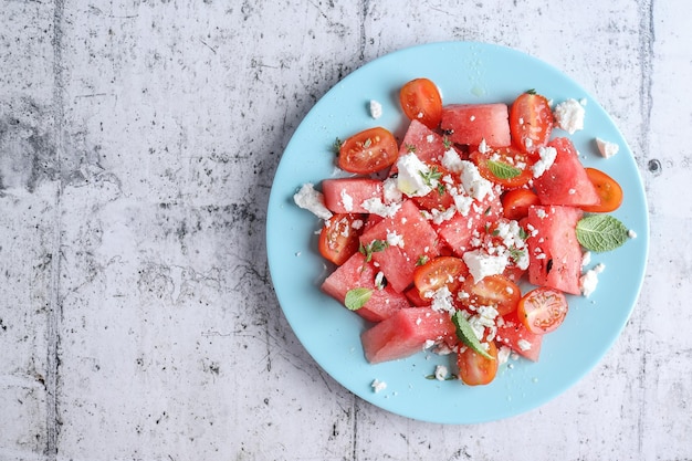 Insalata di anguria con formaggio servita su piatto