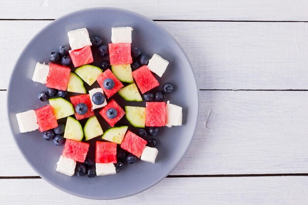 Watermelon salade met feta kaas Gezonde salade met bosbessen komkommers watermeloen en kaas