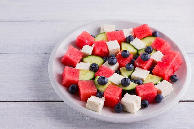 Watermelon salade met feta kaas Gezonde salade met bosbessen komkommers watermeloen en kaas