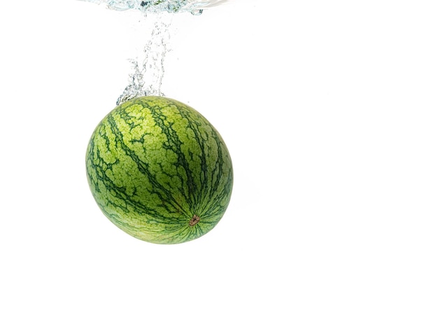 Watermelon splash en zinken geïsoleerd tegen wit
