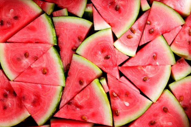 Watermelonsnijden dichtbij Veel stukken rijpe watermeloen Rode watermeloen voor het dieet Gezond voedsel om het lichaam te reinigen Top view