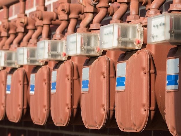 Watermeters op de muur van flatgebouw.