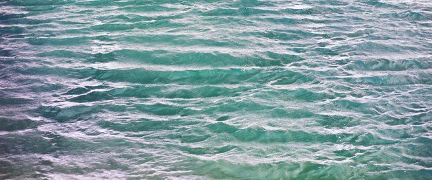 Wateroppervlak De textuur van het water Golven op het meer bij winderig weer