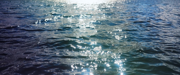 Wateroppervlak De textuur van het water Golven op het meer bij winderig weer