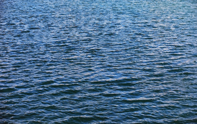 Wateroppervlak De textuur van het water Golven op het meer bij winderig weer