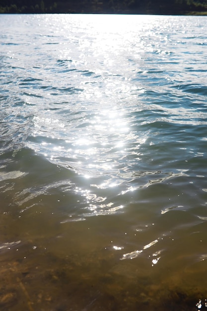 Wateroppervlak De textuur van het water Golven op het meer bij winderig weer