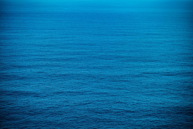Wateroppervlak diepblauw