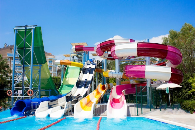 Waterpark met waterglijbanen in de open lucht