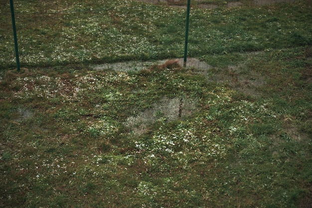 Waterplassen op het gras grind en klei kunnen geen regenwater opnemen