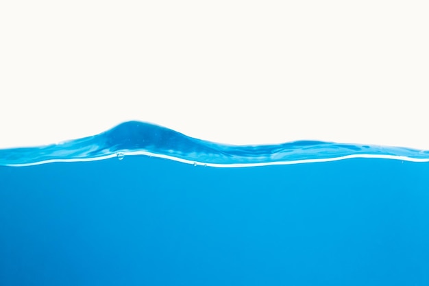 Waterplons Aqua stroomt in golven en creëert bubbels Druppels op het wateroppervlak voelen aan