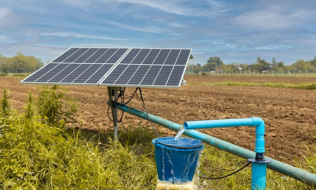 Waterpompen en zonnepanelen in boerderij