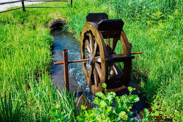 Waterrad close-up in kleine stroom zonnige dag