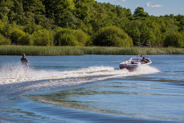 Waterskiën bij Wiremill Lake bij Felbridge Surrey