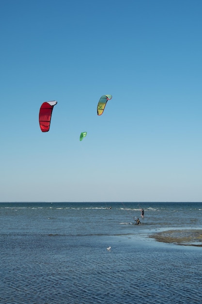 Watersporten zoals kitesurfen kiteboarden wakeboarden op het strand in Oekraïne