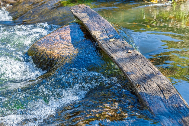 waterstroom en spray van een steen van dichtbij