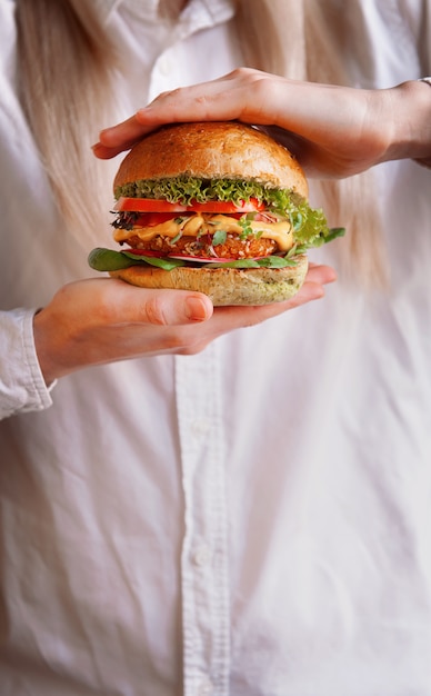 Watertanden en heerlijke vegetarische hamburger twee op een zwarte houten oppervlakte.