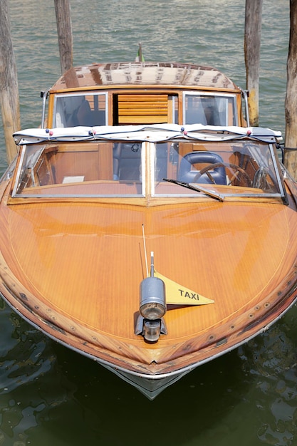 Watertaxi geparkeerd op het Canal Grande, Venetië, Italië