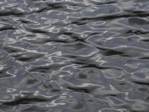 Watertextuur met reflecterend zonlicht dat eruitziet als vloeibaar metaal