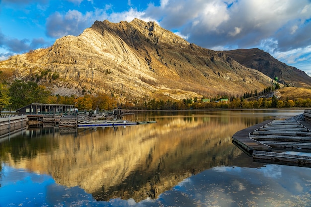 가을 아침의 워터 튼 해안선 크루즈, 국제 평화 공원 에메랄드 베이. Waterton Lakes National Park, Alberta, Canada.