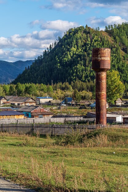 Watertoren in een bergdorp Rusland berg Altai dorp Tuecta
