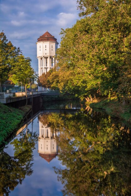 Watertoren met reflectie in emden