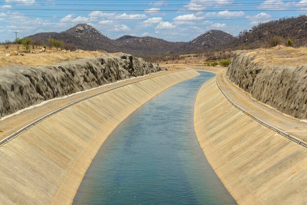 Foto watertranspositiekanaal van de rivier de são francisco in sertania, staat pernambuco, brazilië