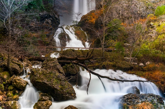 Waterval bij de bron van de rivier de mundo